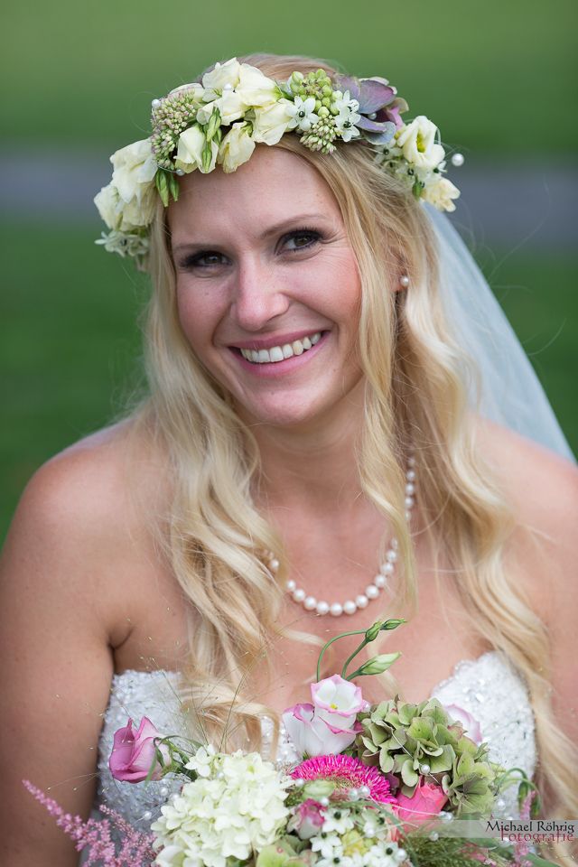 Michael Röhrig Hochzeitsfotograf - wunderschöne Braut mit Blumenkranz im Haar