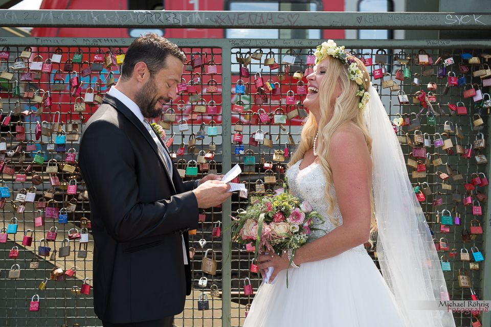 Michael Röhrig Hochzeitsfotograf - Brautpaar mit Liebesschloss