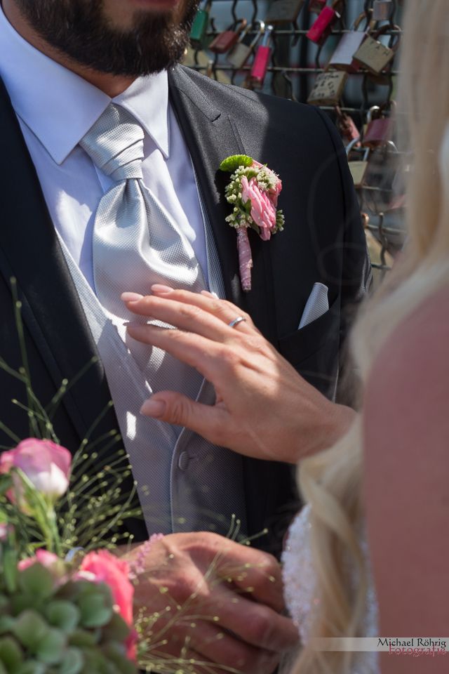 Michael Röhrig Hochzeitsfotograf - Braut berührt ihn zärtlich